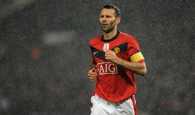 giggs signs new deal