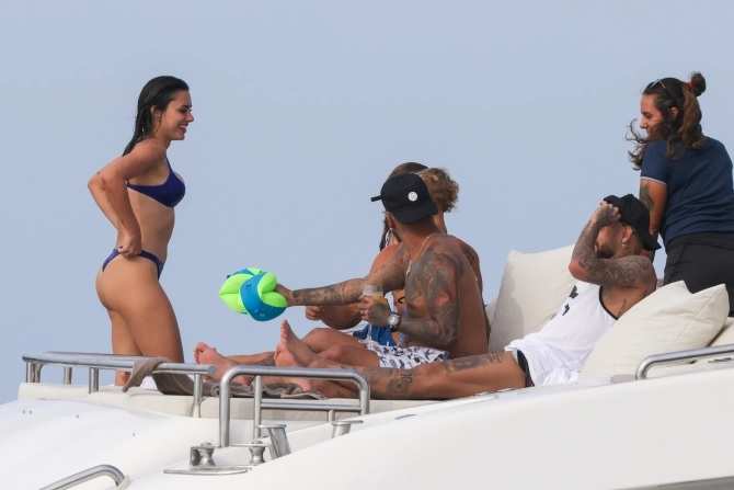 neymar's girlfriend bruna binancardi in bikni with neymar